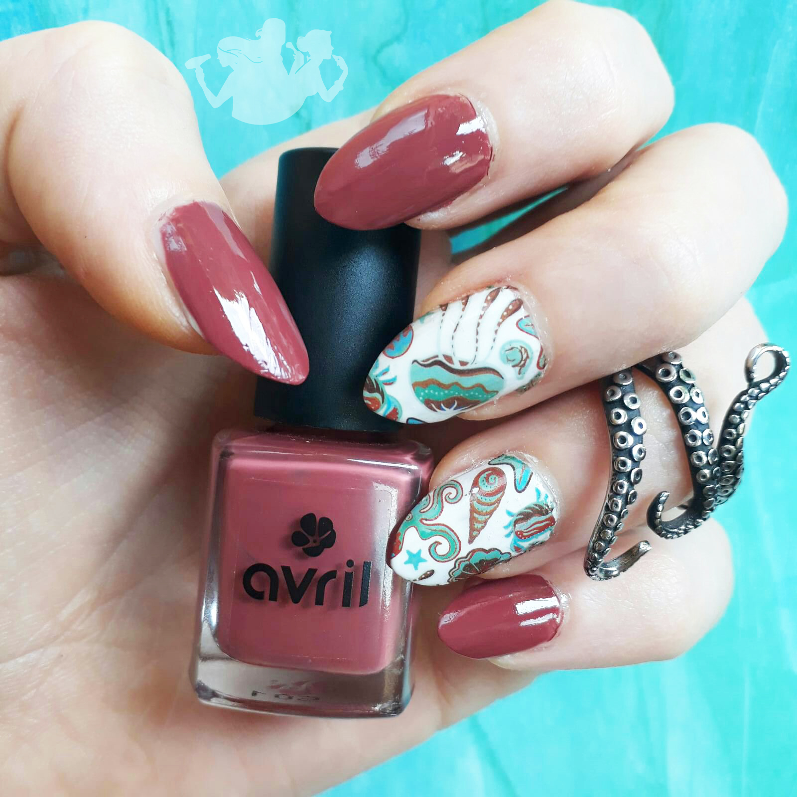 Avril, smalto Marsala [Nail art: Fondale marino]