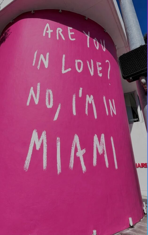 Murales a Miami con la scritta Are you in love? no i'm in Miami