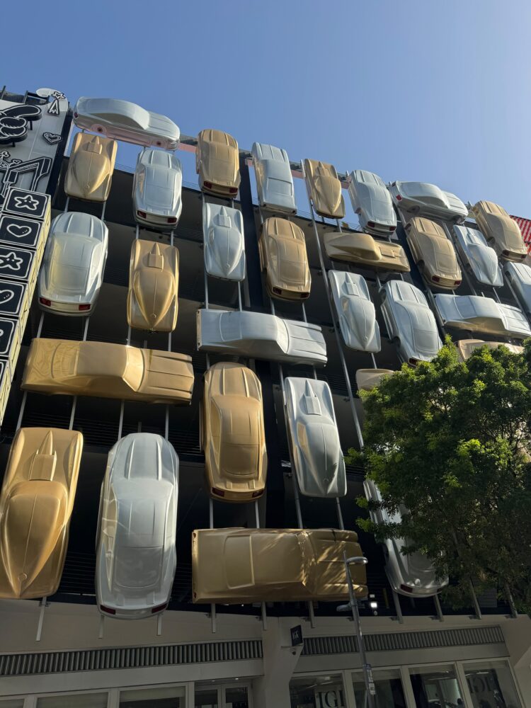 Miami parete con finte automobili appesa all'entrata di un parcheggio