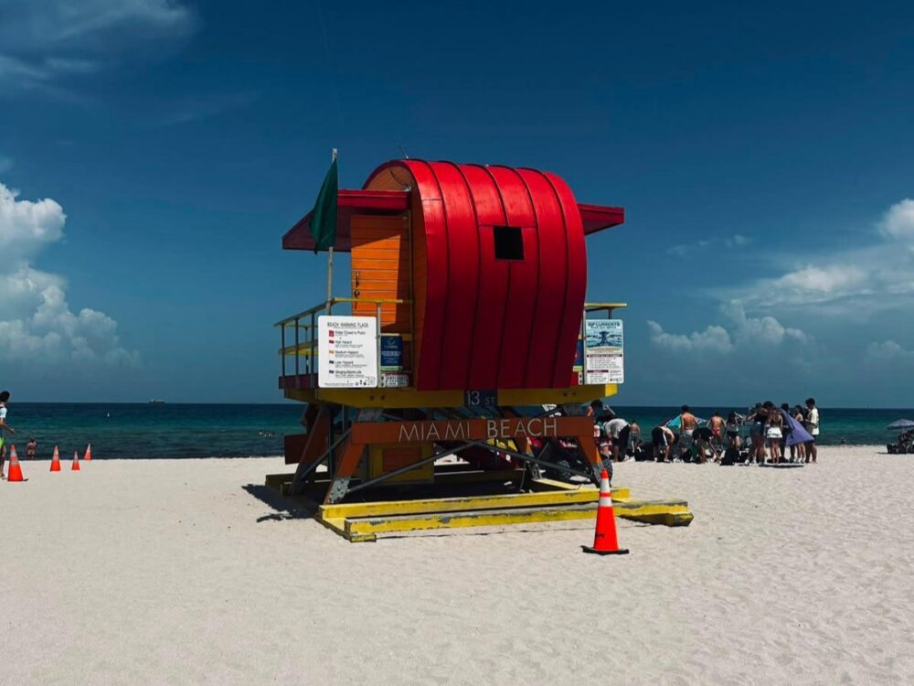 Miami beach casetta pittoresca con tetto rosso, postazione di salvataggio per il bagnino.