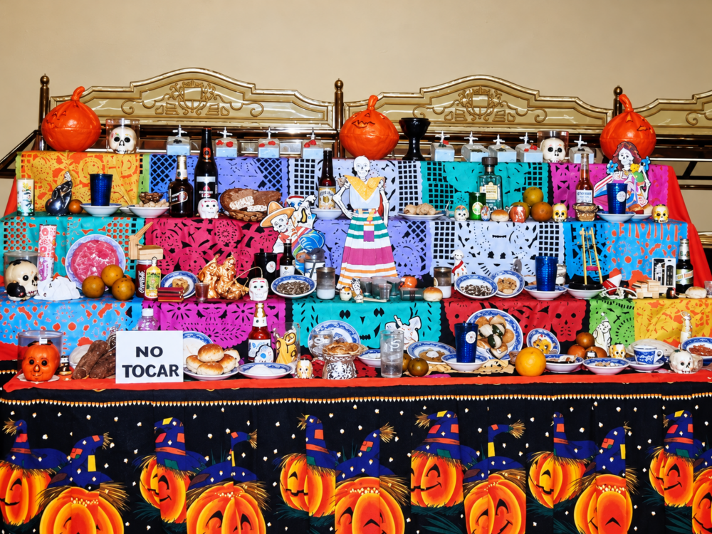ofrenda messicana con fiori e oggetti su altare per il Día de Muertos