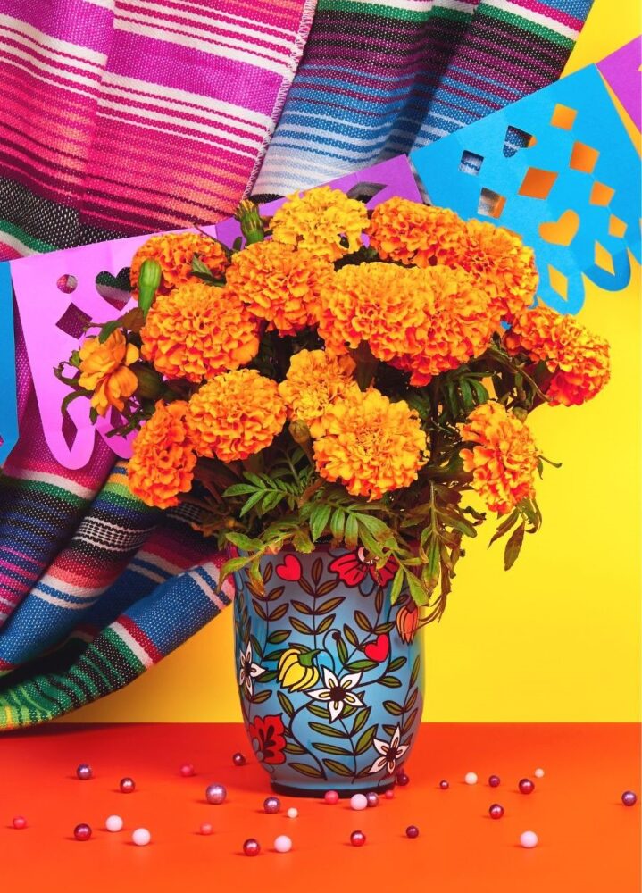 ofrenda con mazzo di cempasuchil e papel picado per il Día de Muertos