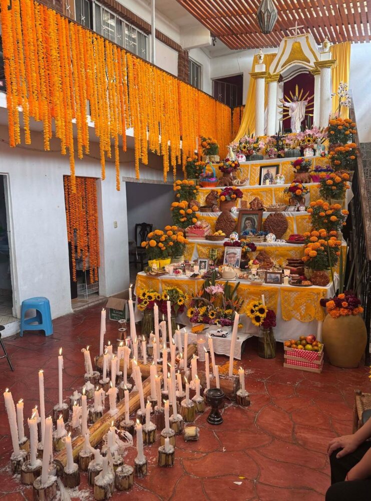 ofrenda di candele e fiori su un altare per il Día de Muertos in messico