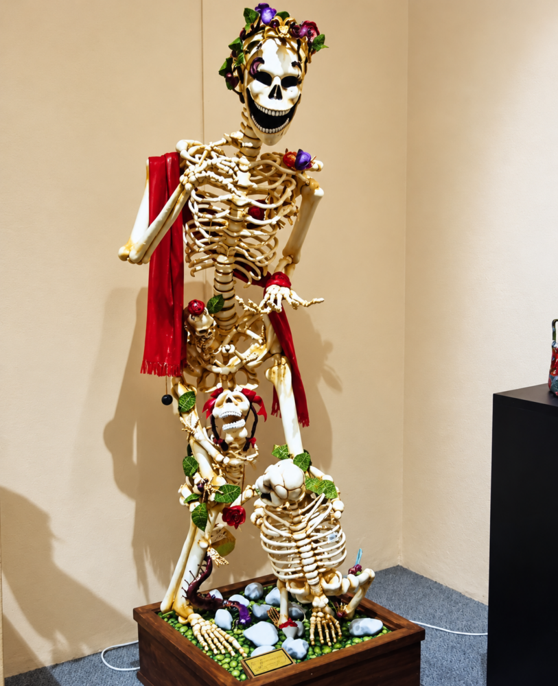 Calacas per il Día de Muertos in messico (scheletro decorato con fiori e drappi di stoffa)